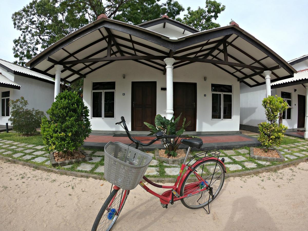 Luna Beach Hotel Nilaveli Ngoại thất bức ảnh