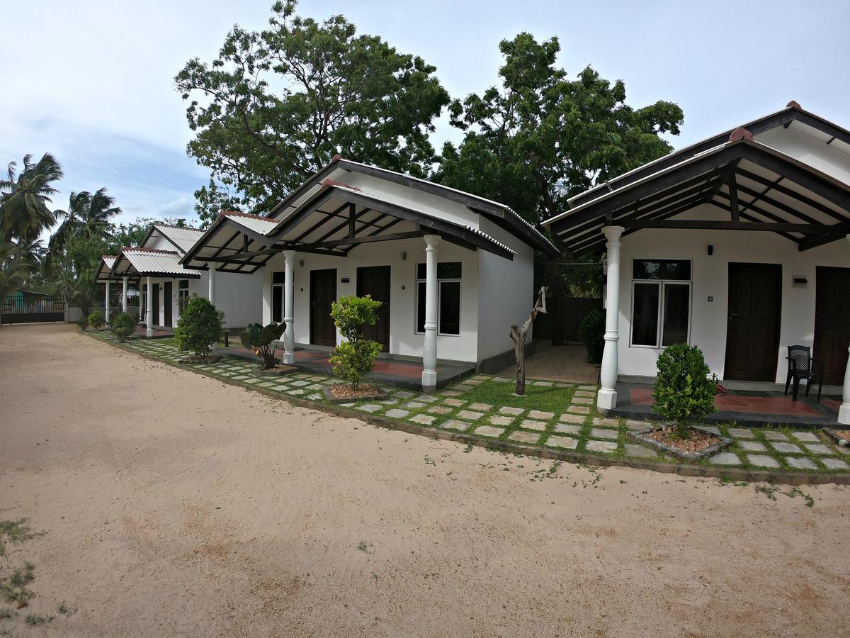 Luna Beach Hotel Nilaveli Ngoại thất bức ảnh