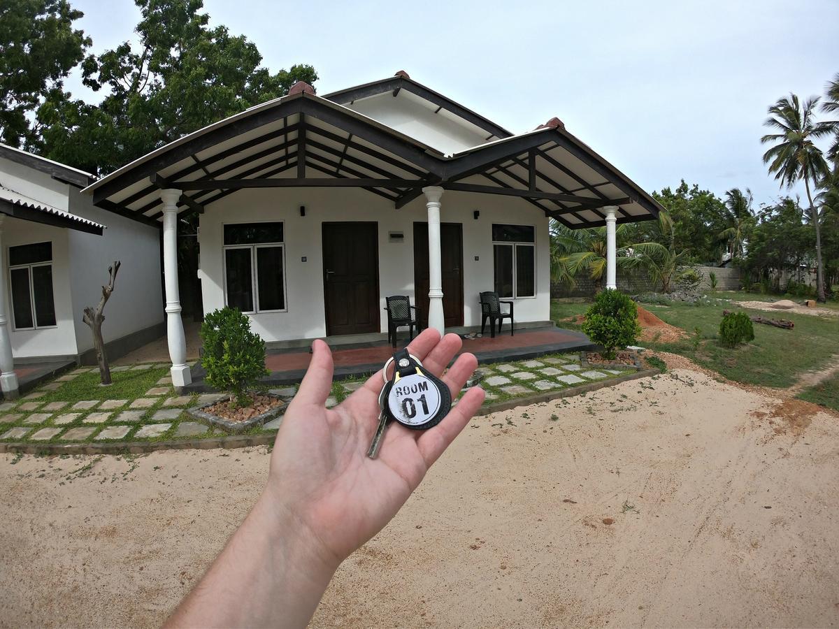Luna Beach Hotel Nilaveli Ngoại thất bức ảnh