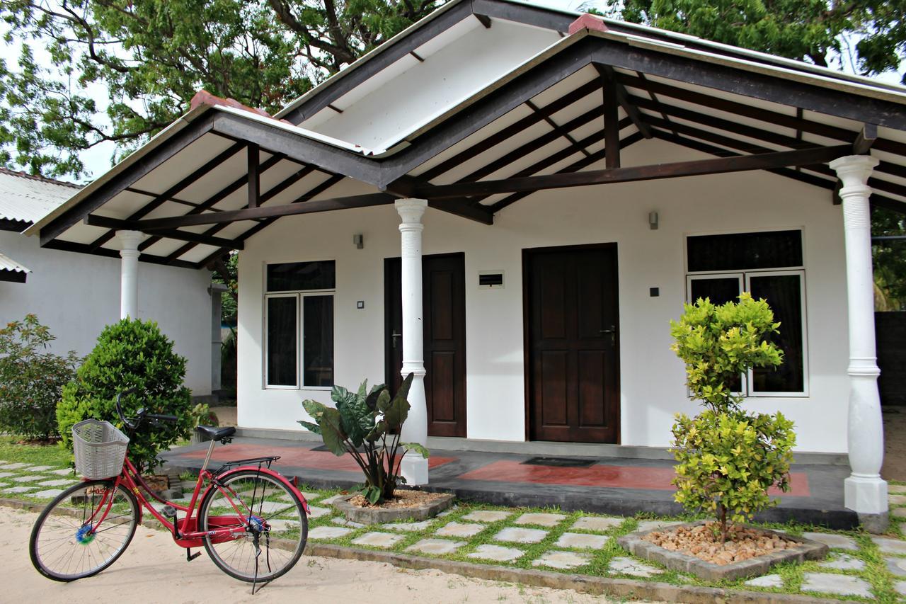 Luna Beach Hotel Nilaveli Ngoại thất bức ảnh