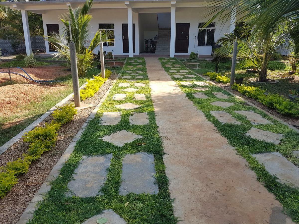 Luna Beach Hotel Nilaveli Ngoại thất bức ảnh